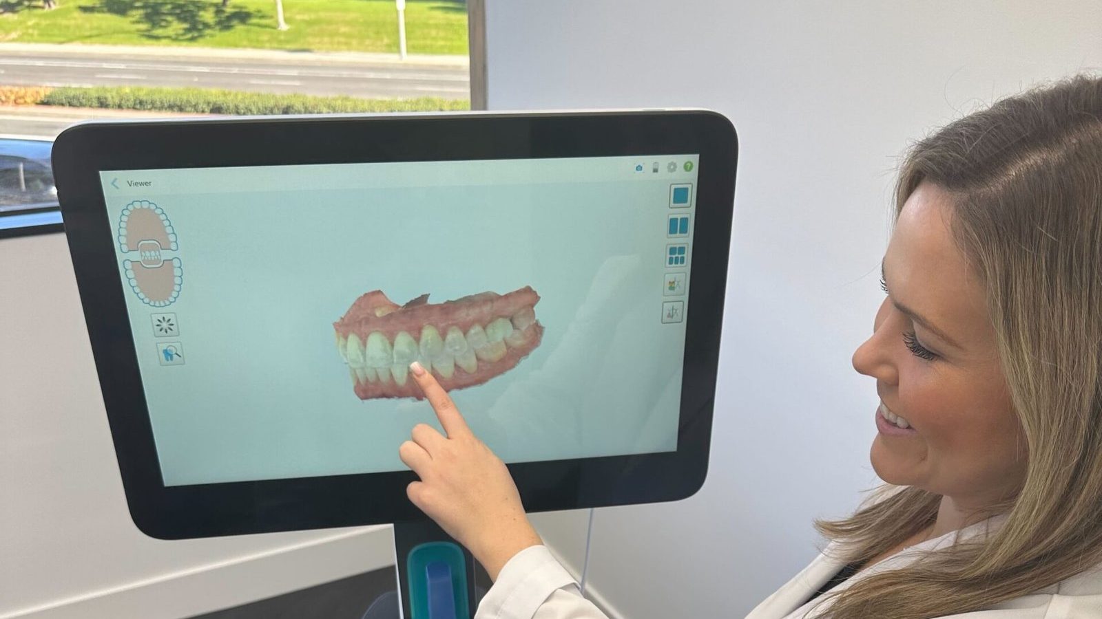 Dr. Younesi reviewing a three-dimensional digital scan of a patient's teeth on a chairside monitor